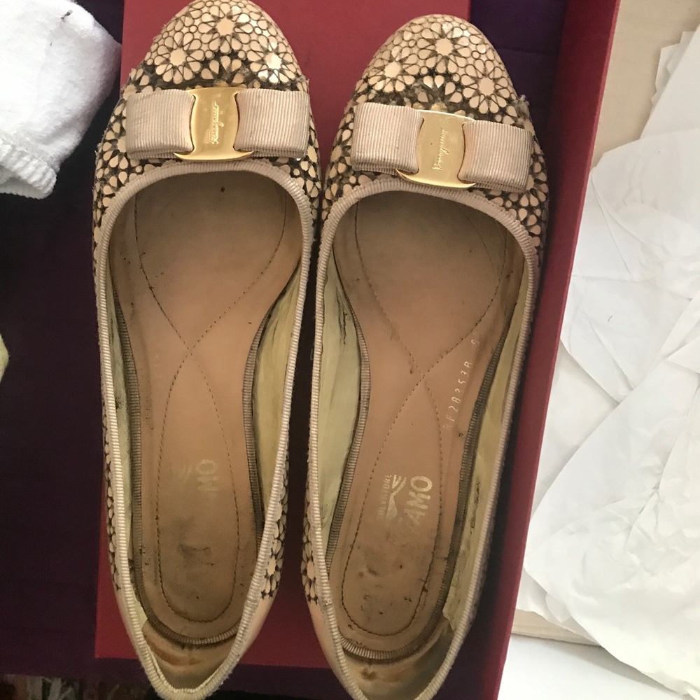 Used Ferragamo beige flat shoes